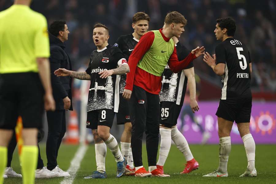 Several AZ players and manager Maarten Martens wanted to walk off the pitch after Alexandre Penetra got sent off