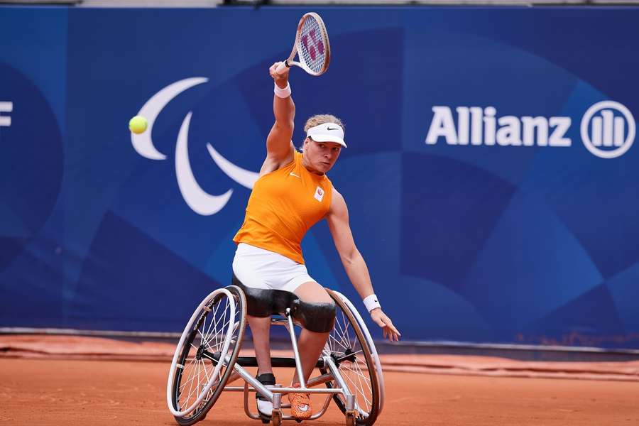 Diede De Groot in actie op het gravel van Roland Garros