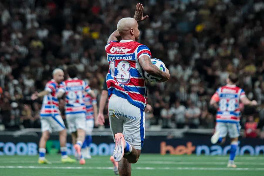 Deyverson, ex-Atlético-MG, não comemorou os golos