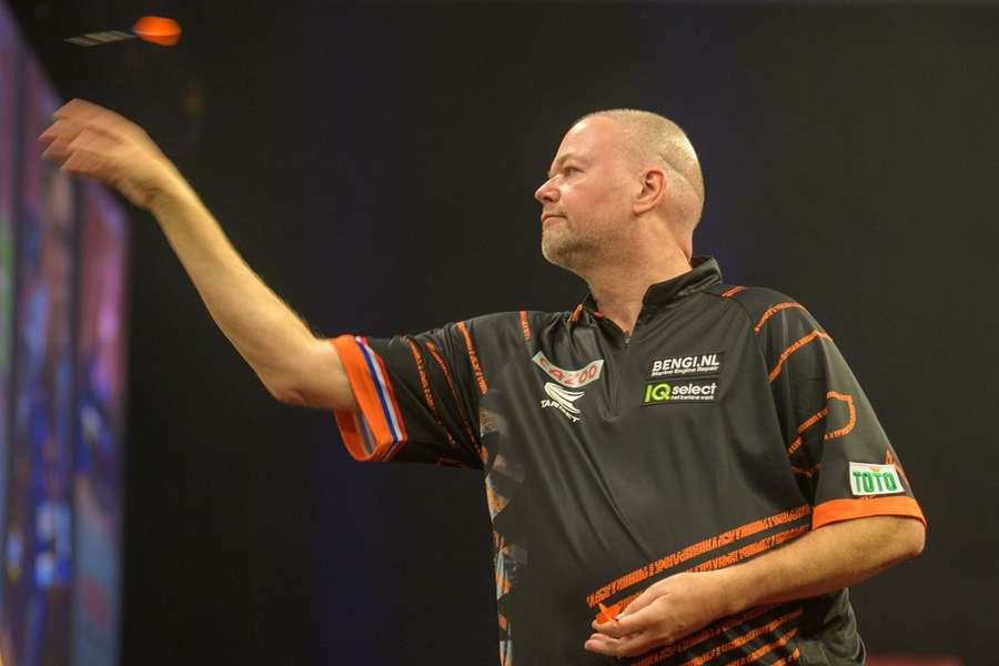 Van Barneveld maandagavond in actie tegen Ted Evetts