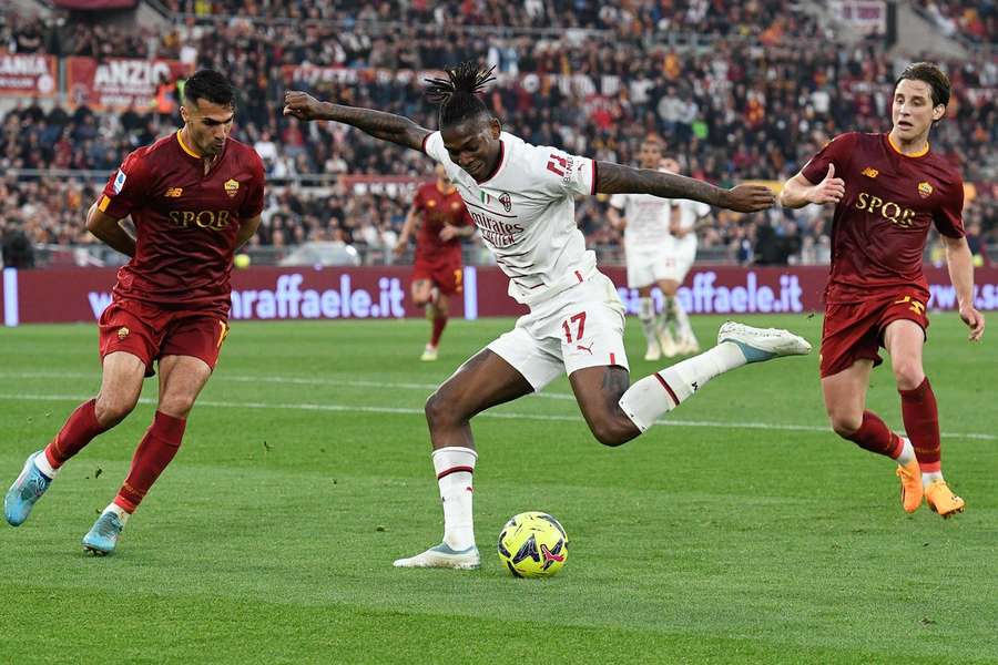 Rafael Leao în duel cu apărarea lui AS Roma