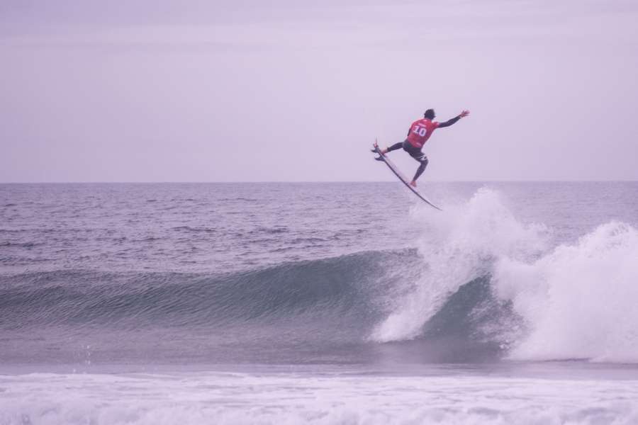 Gabriel Medina em ação na WSL em Peniche