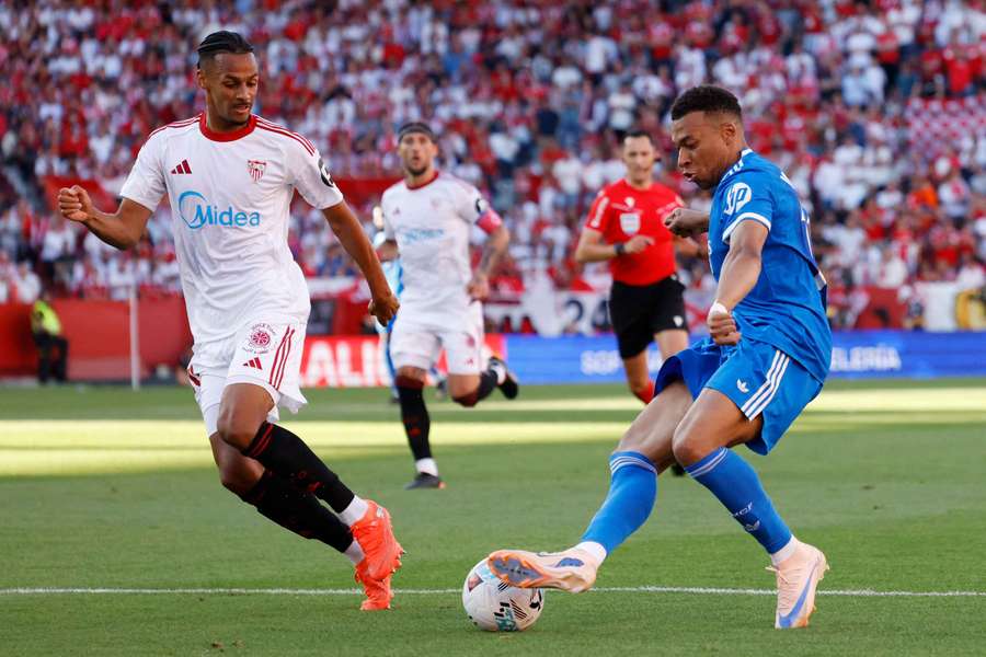 Sow intenta frenar a Mbappé durante el último Sevilla-Real Madrid Sow intenta frenar a Mbappé durante el último Sevilla-Real Madrid