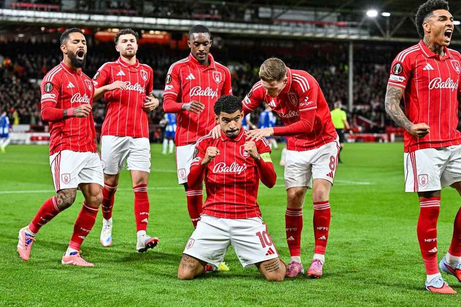 Gibbs-White celebra golo contra o FC Porto