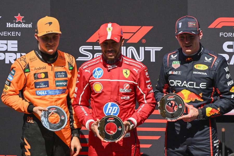 Hamilton a fini devant Piastri et Verstappen.