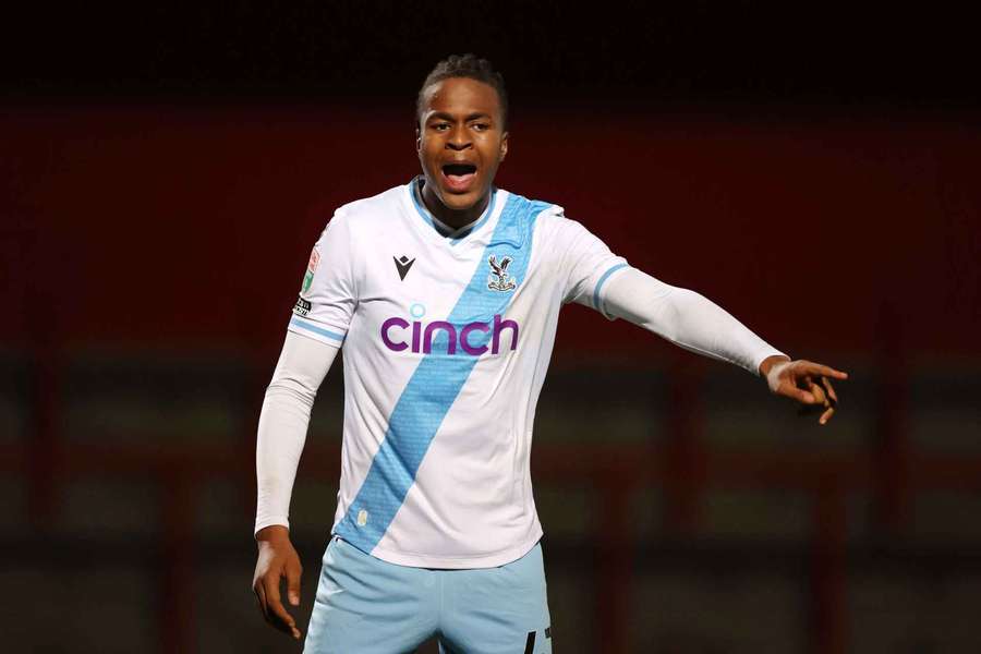 Ademola Ola-Adebomi termina contrato com o Crystal Palace em 2026