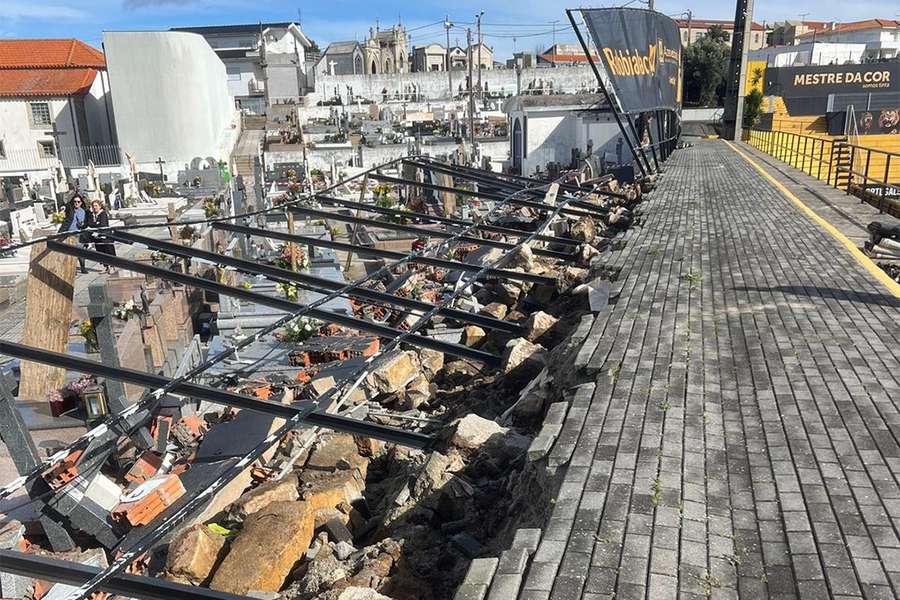 Queda de muro de estádio causa danos em 30 campas de cemitério da Feira