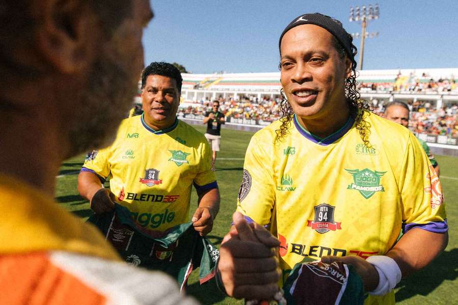 Jogo solidário com Ronaldinho, Quaresma e companhia leva Amadora à loucura