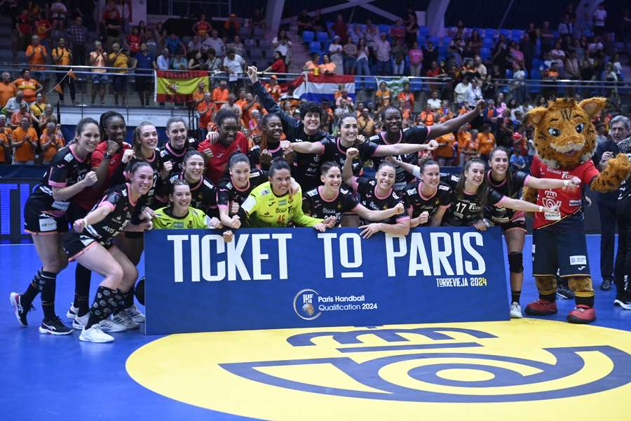 Las jugadoras de España celebran en Torrevieja su clasificación para París 2024