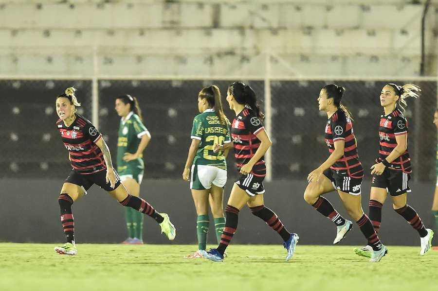 Jogadoras do Flamengo comemoram primeiro gol da equipe