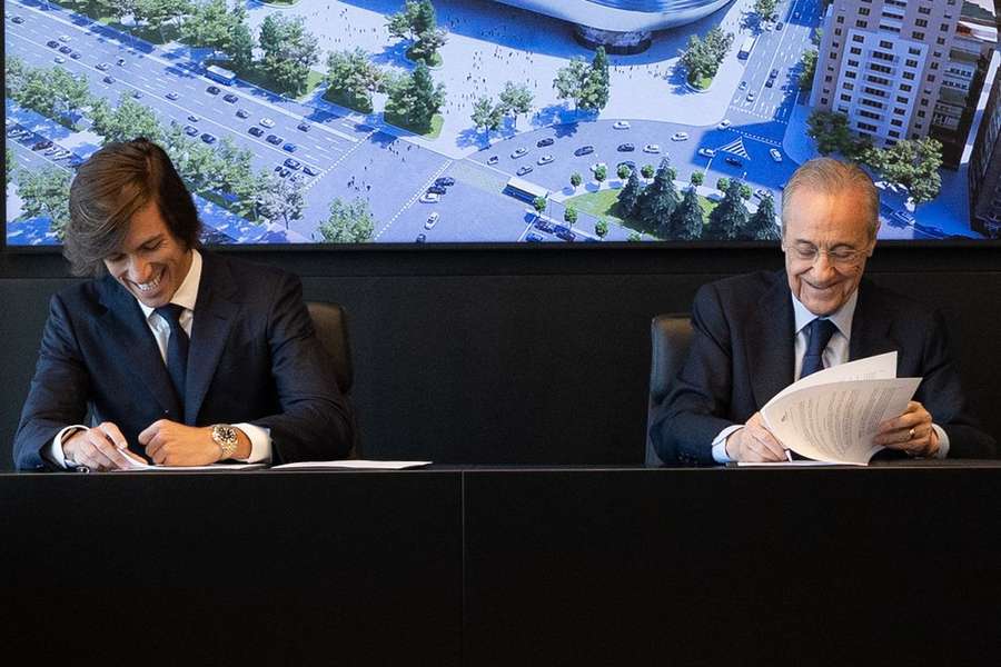 Carreras assina contrato ao lado de Florentino