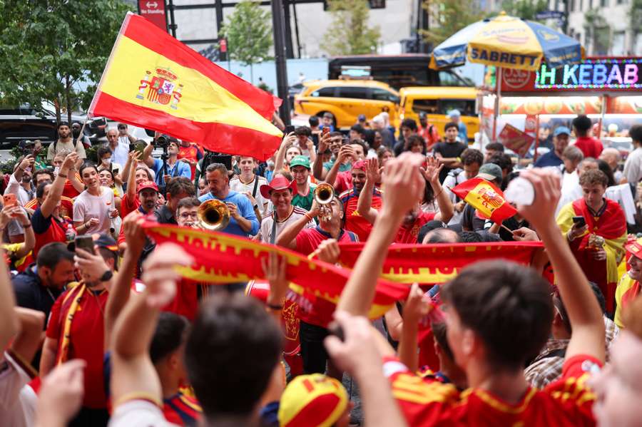 Torcedores da Espanha se encontraram no Madison Square Garden na véspera da final da Copa Torcedores da Espanha se encontraram no Madison Square Garden na véspera da final da Copa