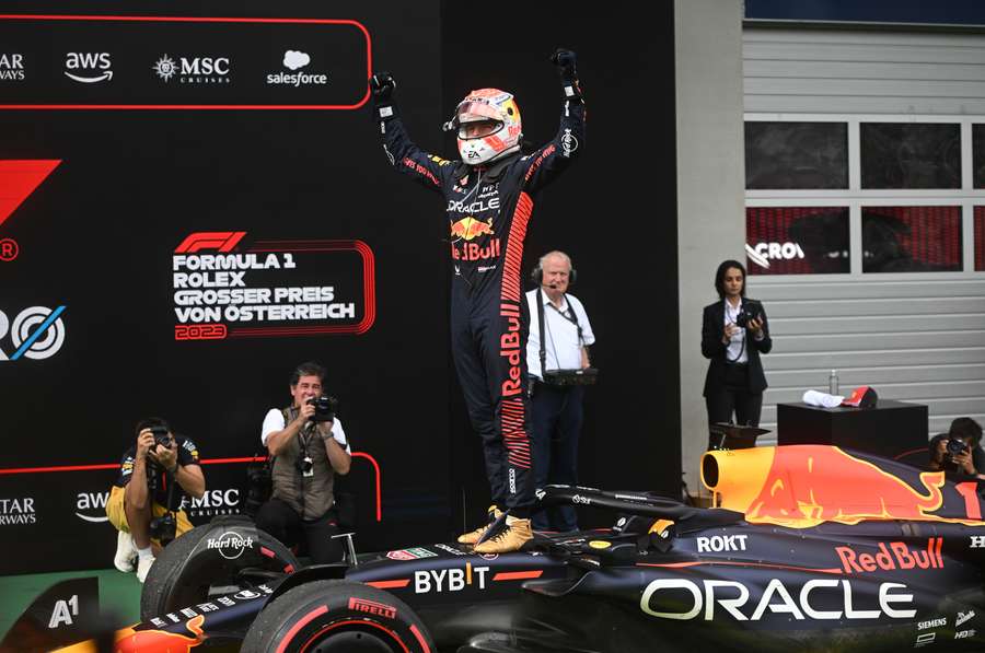 Max Verstappen comemora após vencer o Grande Prémio da Áustria