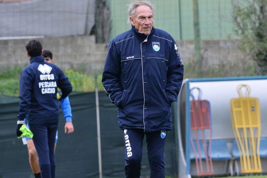 Zdenek Zeman foi apresentado e já orientou o treino do Pescara