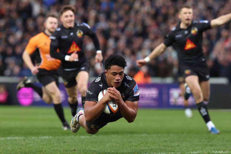 Greg Fisilau dives over to score for Exeter Chiefs