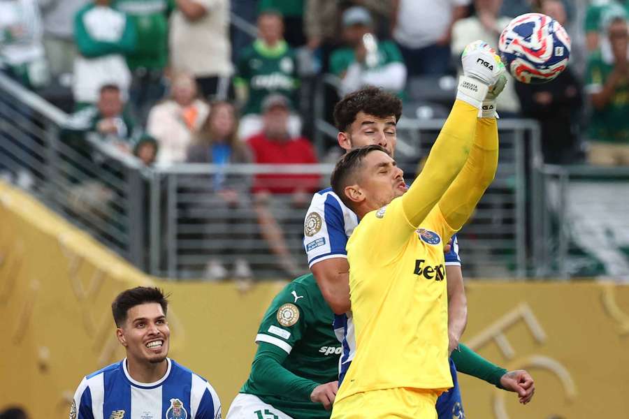 Claudio Ramos (yellow) makes a great save during Porto's match against Palmeiras in thew 2025 Club World Cup
