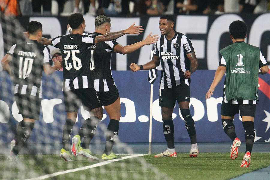 Júnior Santos abriu o placar para o Botafogo com jogada individual