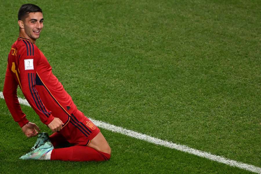 Ferran Torres celebra un gol con la selección española