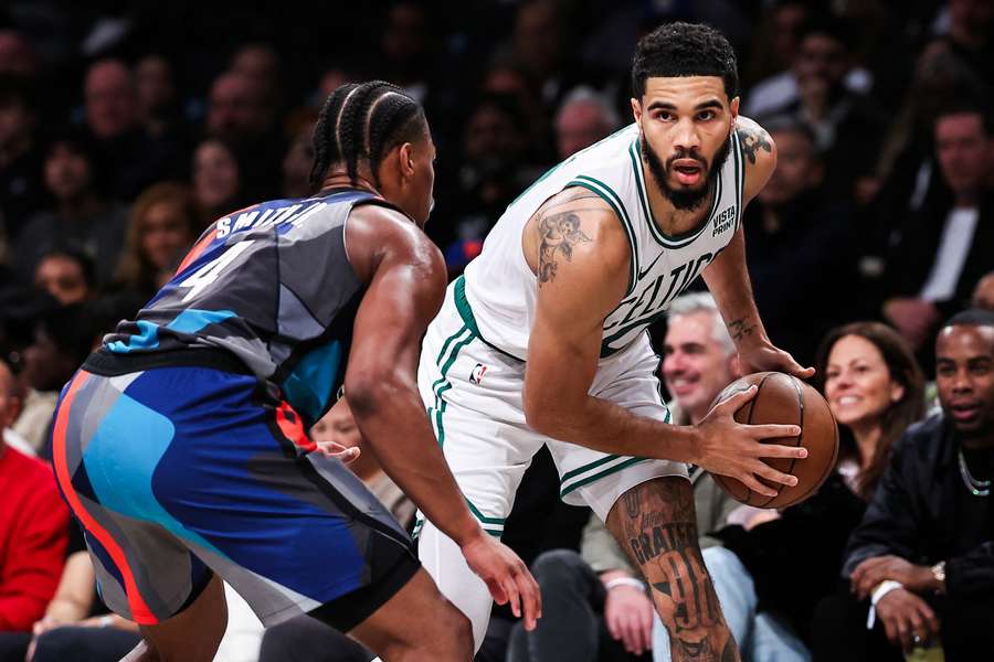 Bostons Jayson Tatum scorede 32 point og greb 11 rebounds for at føre de ubesejrede Celtics til en 124-114 NBA-sejr i Brooklyn.