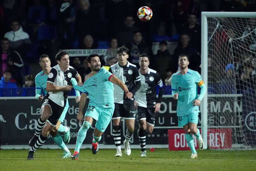 Barcelona's German midfielder #22 Ilkay Gundogan (C) fights for the ball with Unionistas' Spanish midfielder #08 Hector Nespral