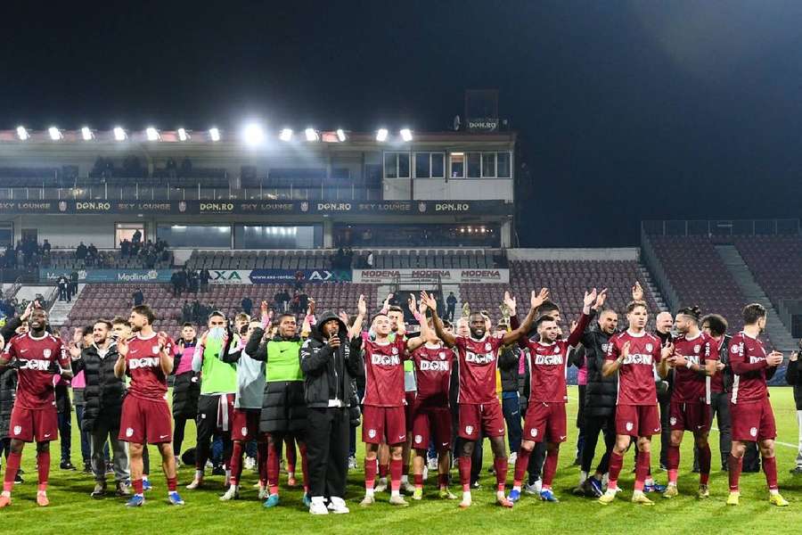 Jucătorii lui CFR Cluj salută galeria după meciul cu ”U”