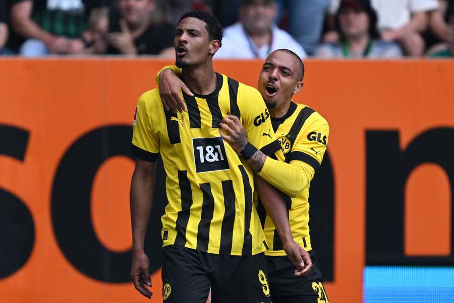 Sebastien Haller (esq.), atacante do Dortmund, comemora o primeiro gol com o companheiro Donyell Malen Sebastien Haller (esq.), atacante do Dortmund, comemora o primeiro gol com o companheiro Donyell Malen