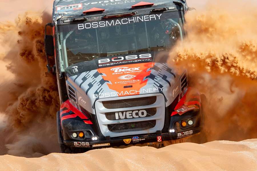 Van Kasteren met zijn team in actie tijdens de Dakar Rally bij trucks