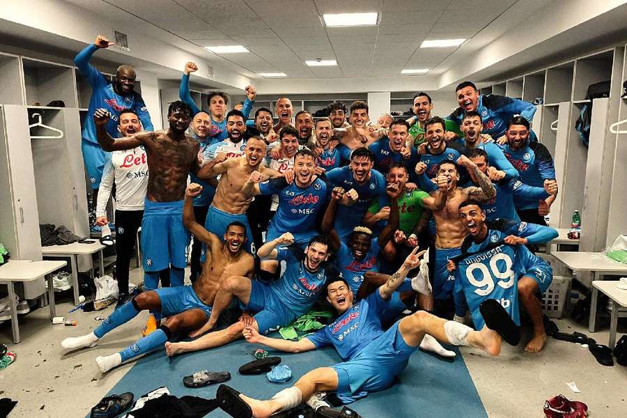 A festa dos jogadores do Napoli após a vitória sobre a Juventus