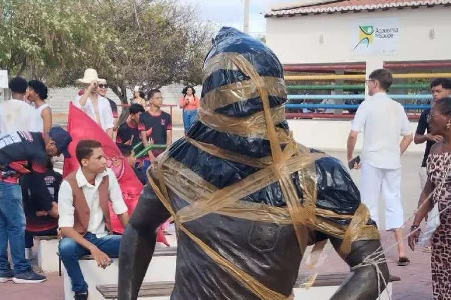 Estátua de Dani Alves foi vandalizada em setembro do ano passado