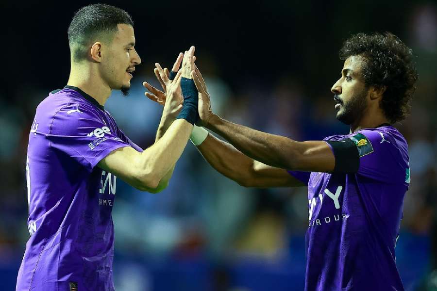 Jogadores do Al-Hilal comemoram triunfo no Prince Abdul Aziz bin Musa'ed Stadium