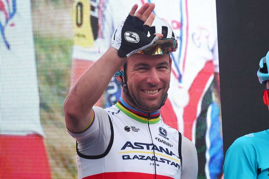 Jazdec tímu Astana Qazaqstan Mark Cavendish máva divákom po 15. dni pretekov Giro d'Italia.