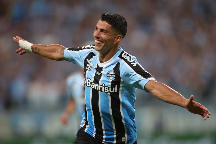 El Pistolero corre para o abraço em estreia perfeita pelo Grêmio