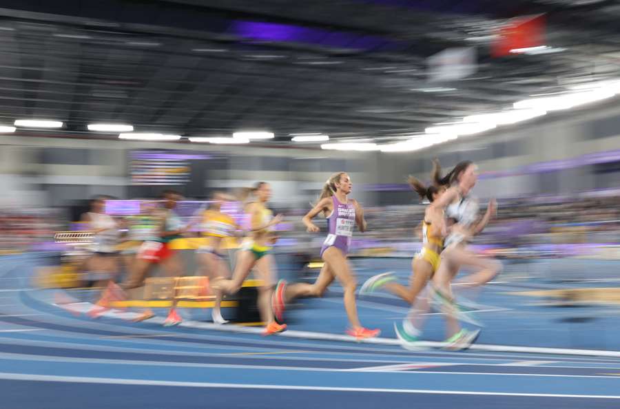 Georgia Hunter Bell staged a stirring fightback to reach the final of the women's 1500m on Friday