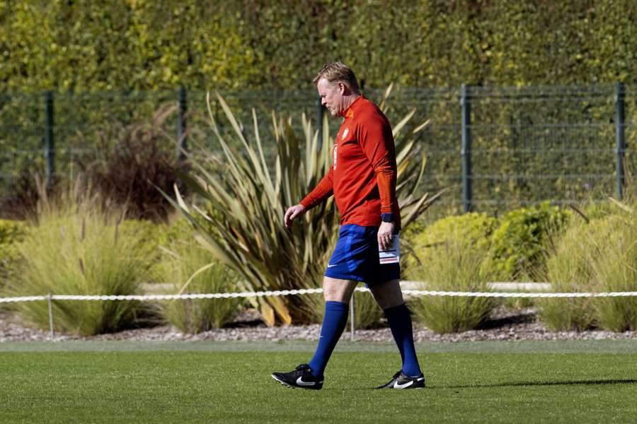 Koeman maandag op de training van Oranje in Portugal