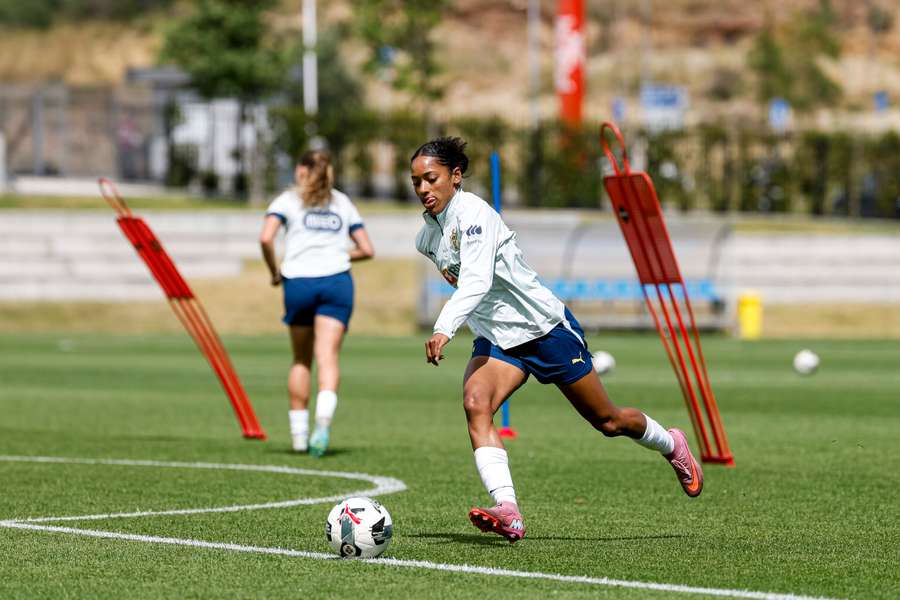 Nádia Gomes em treino na seleção nacional feminina