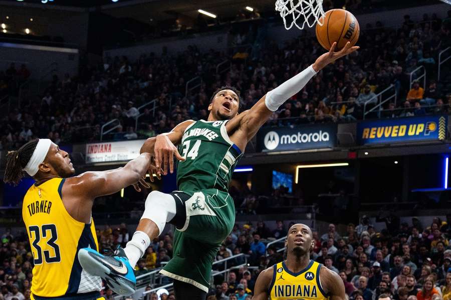 Bucks' Antetokounmpo probeert langszij Pacers' Myles Turner te komen