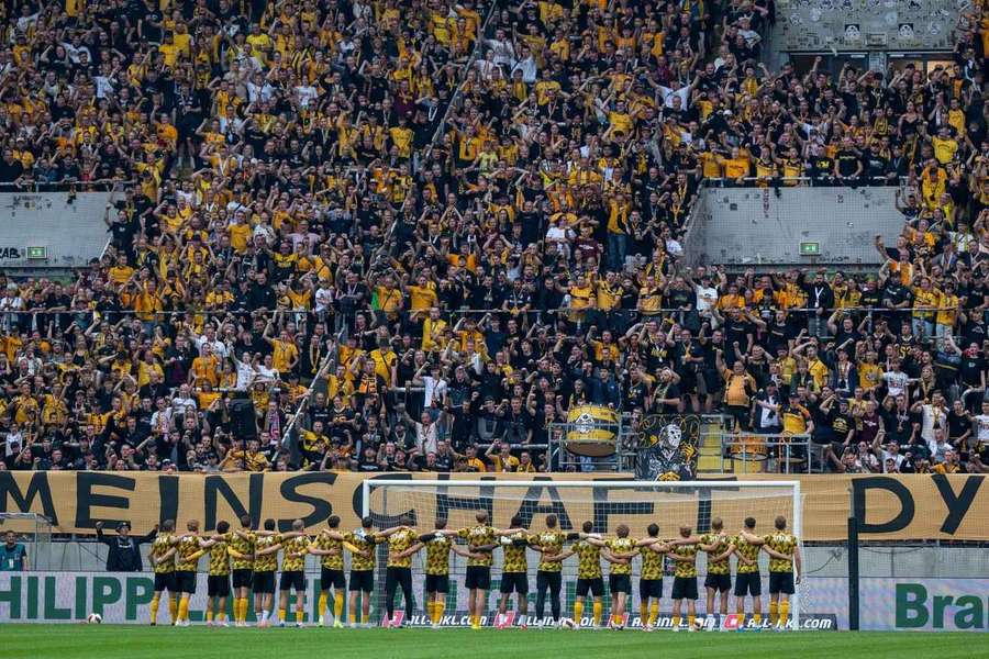 Dresden-Spieler und -Fans nach dem Testspiel gegen Union Dresden-Spieler und -Fans nach dem Testspiel gegen Union