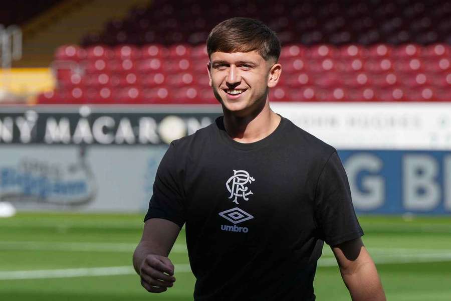 El extremo de los Spurs Mikey Moore ha fichado por el Rangers en calidad de cedido