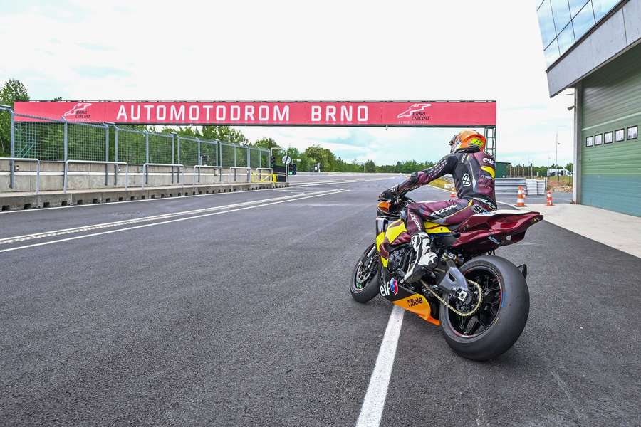 Český závodník Filip Salač testoval nový povrch Automotodromu.