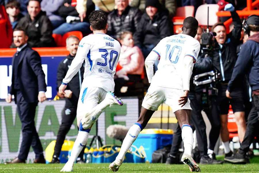 Rangers festeja após o golo de Hagi