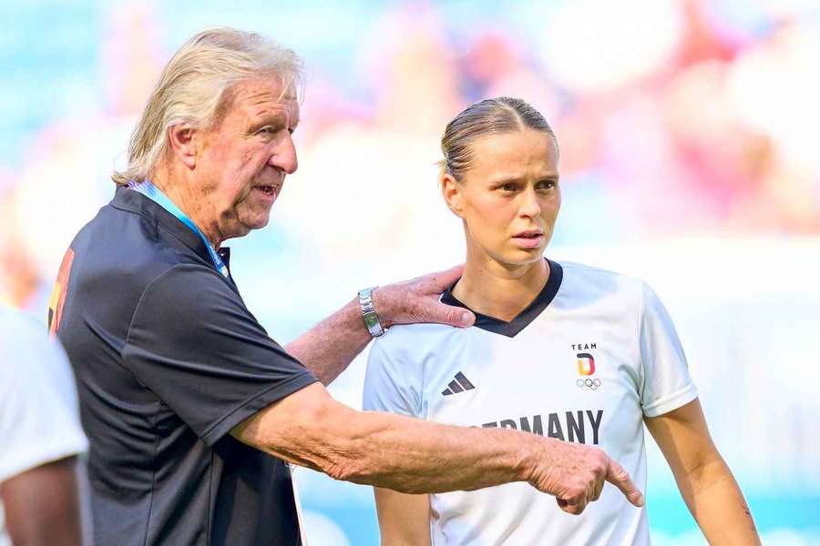 Horst Hrubesch im Gespräch mit Klara Bühl.