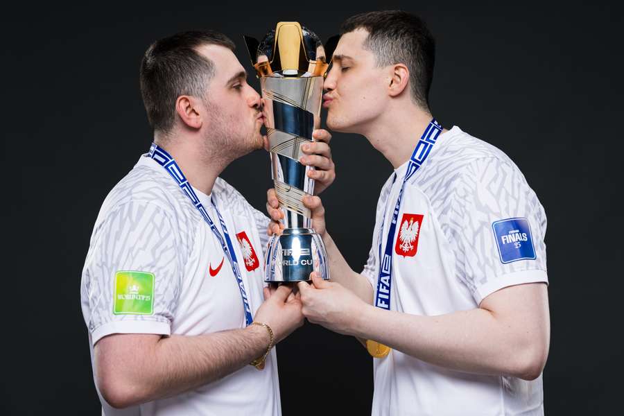 Os polacos celebram o seu título mundial de eFootball Os polacos celebram o seu título mundial de eFootball