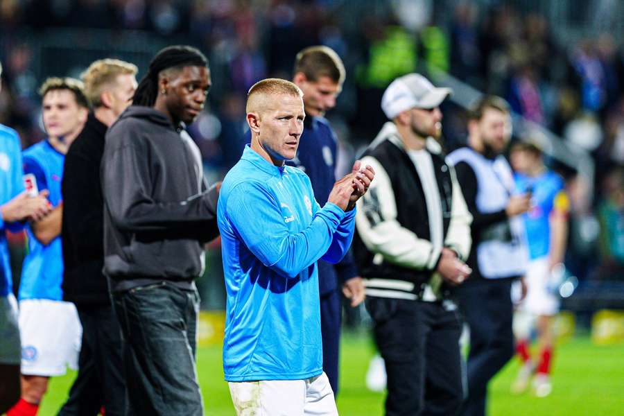 Lewis Holtby (M.) und Holstein Kiel warten noch auf den ersten Punktgewinn.