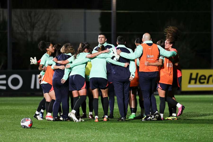 Grupo reunido na Cidade do Futebol