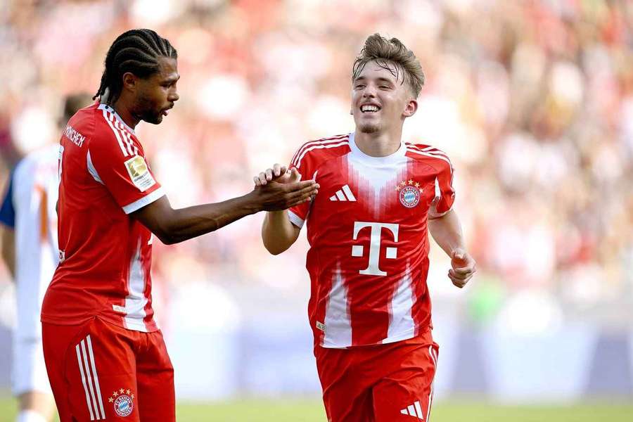 Karl (r.) überzeugt in der Vorbereitung für Bayern