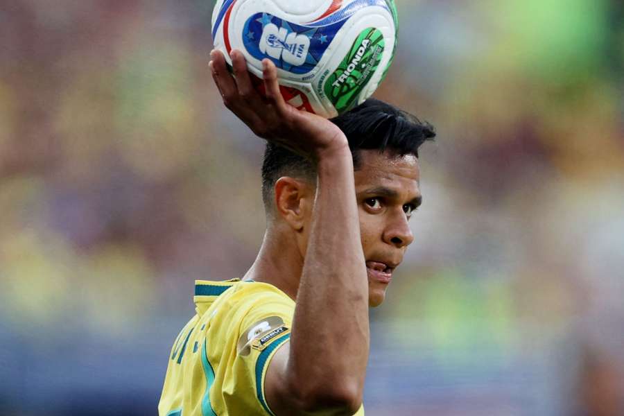 Douglas Santos recebeu a maior nota do Brasil contra a Escócia