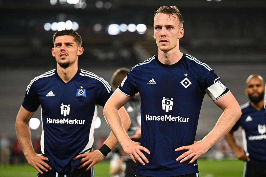 Enttäuschte Hamburger Gesichter nach der 0:3-Niederlage in Stuttgart.