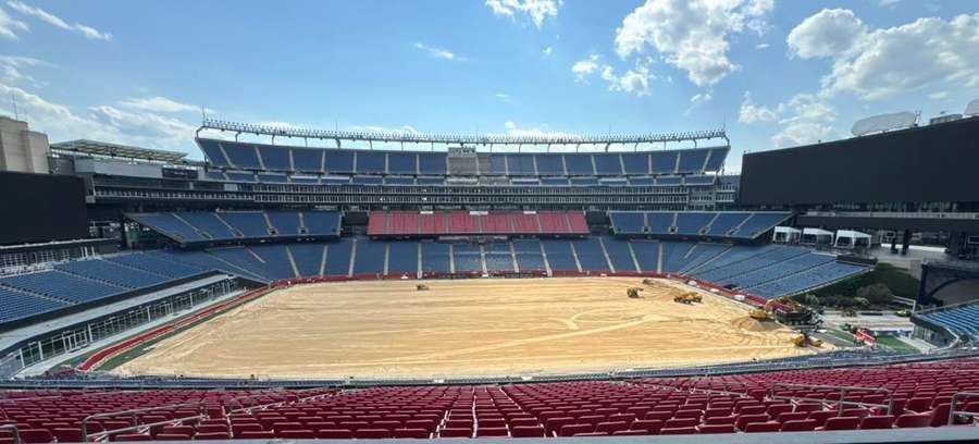 Grama natural do futebol da bola redonda já foi retirada do Gilette Stadium, em Boston