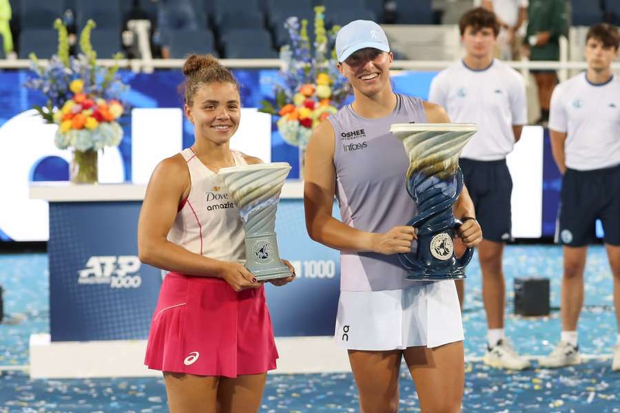 Tenis Flash: Świątek i Alcaraz mistrzami turniejów w Cincinnati, rusza mikst US Open Tenis Flash: Świątek i Alcaraz mistrzami turniejów w Cincinnati, rusza mikst US Open