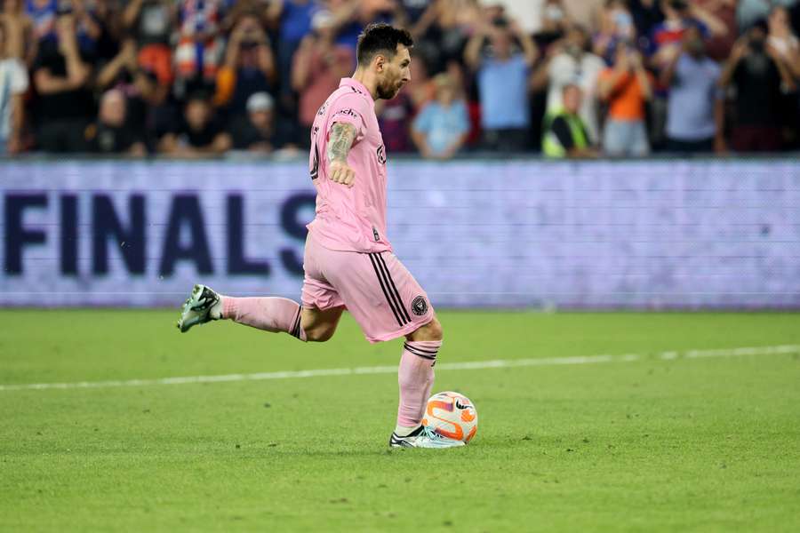 Lionel Messi verwandelt im Elfmeterschießen